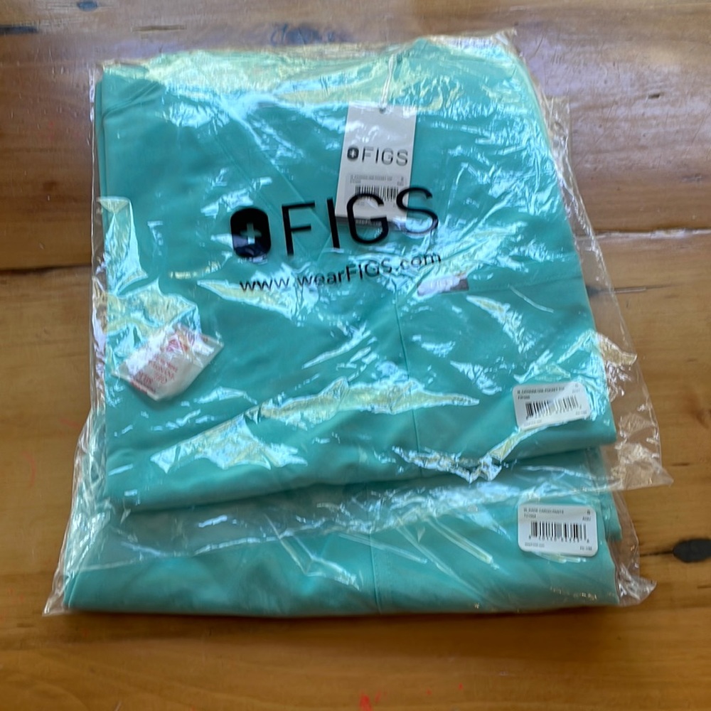 Figs scrubs! New! Packaging not even open!